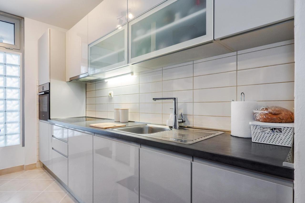 Airy 2-Br Apt W/ Open Layout & Modern Design Leilighet Split Eksteriør bilde