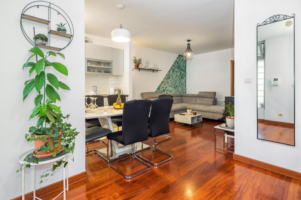 Airy 2-Br Apt W/ Open Layout & Modern Design Leilighet Split Eksteriør bilde