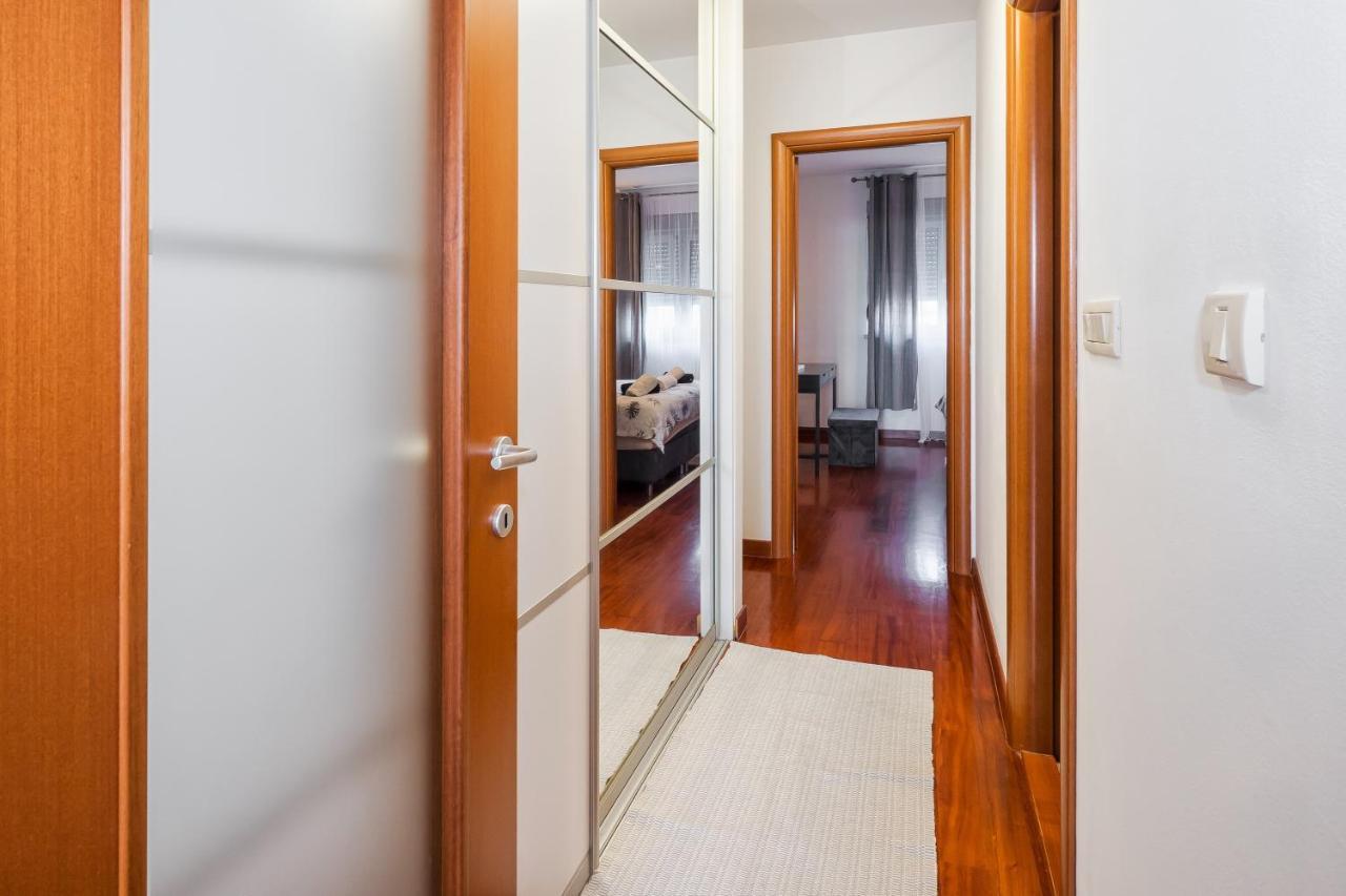 Airy 2-Br Apt W/ Open Layout & Modern Design Leilighet Split Eksteriør bilde