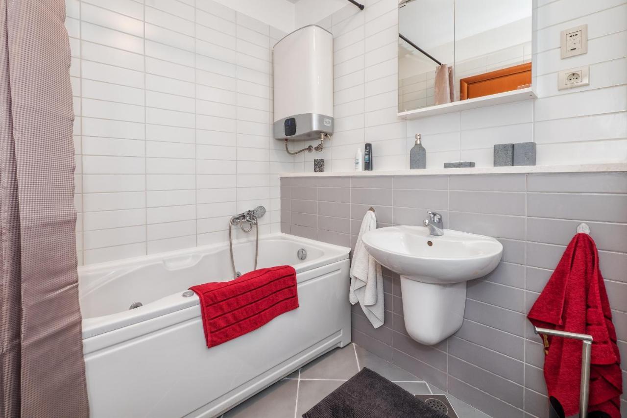 Airy 2-Br Apt W/ Open Layout & Modern Design Leilighet Split Eksteriør bilde