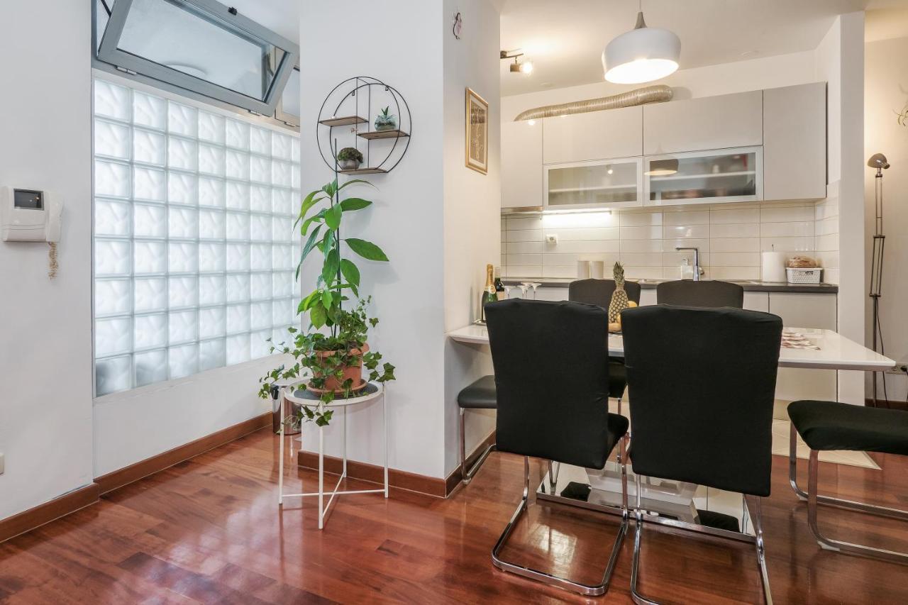 Airy 2-Br Apt W/ Open Layout & Modern Design Leilighet Split Eksteriør bilde