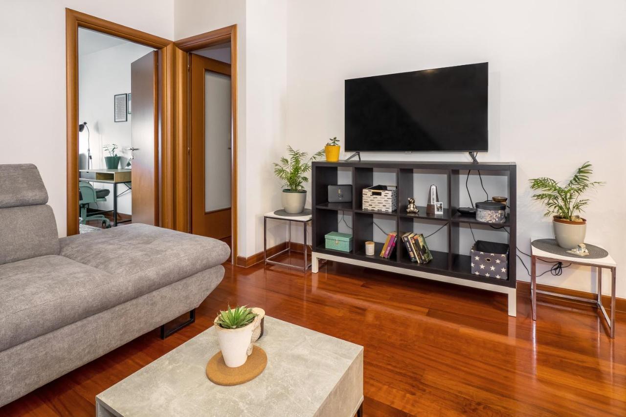 Airy 2-Br Apt W/ Open Layout & Modern Design Leilighet Split Eksteriør bilde