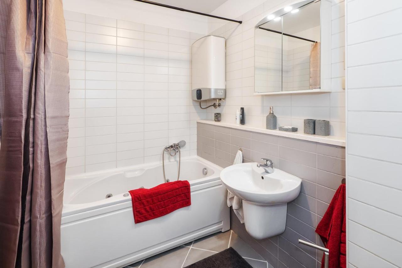Airy 2-Br Apt W/ Open Layout & Modern Design Leilighet Split Eksteriør bilde