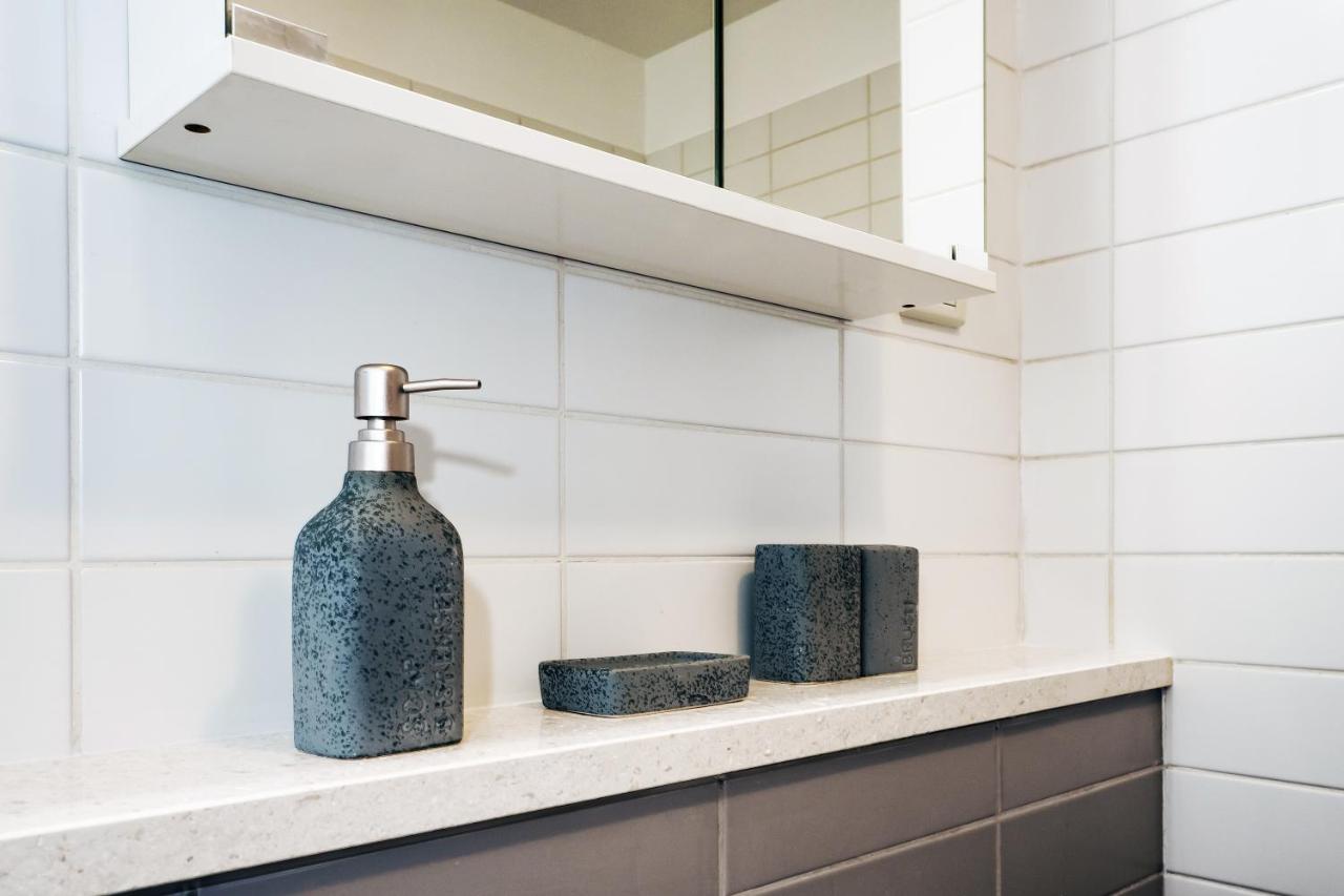 Airy 2-Br Apt W/ Open Layout & Modern Design Leilighet Split Eksteriør bilde